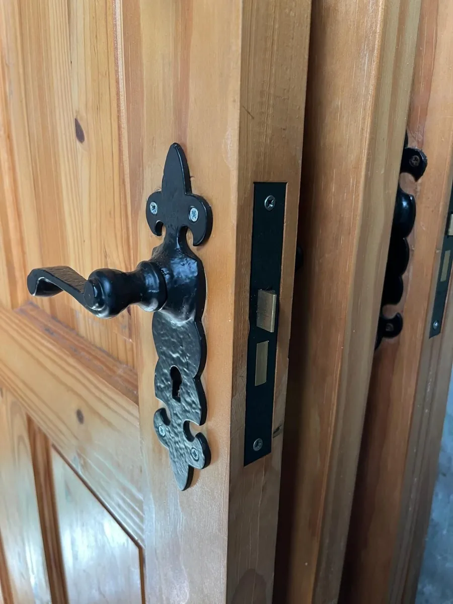 Interiors doors with handles - Image 3