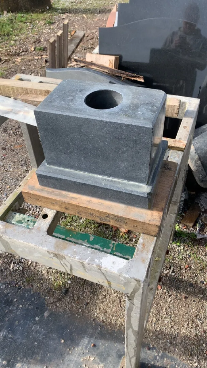 Granite vase - Image 4