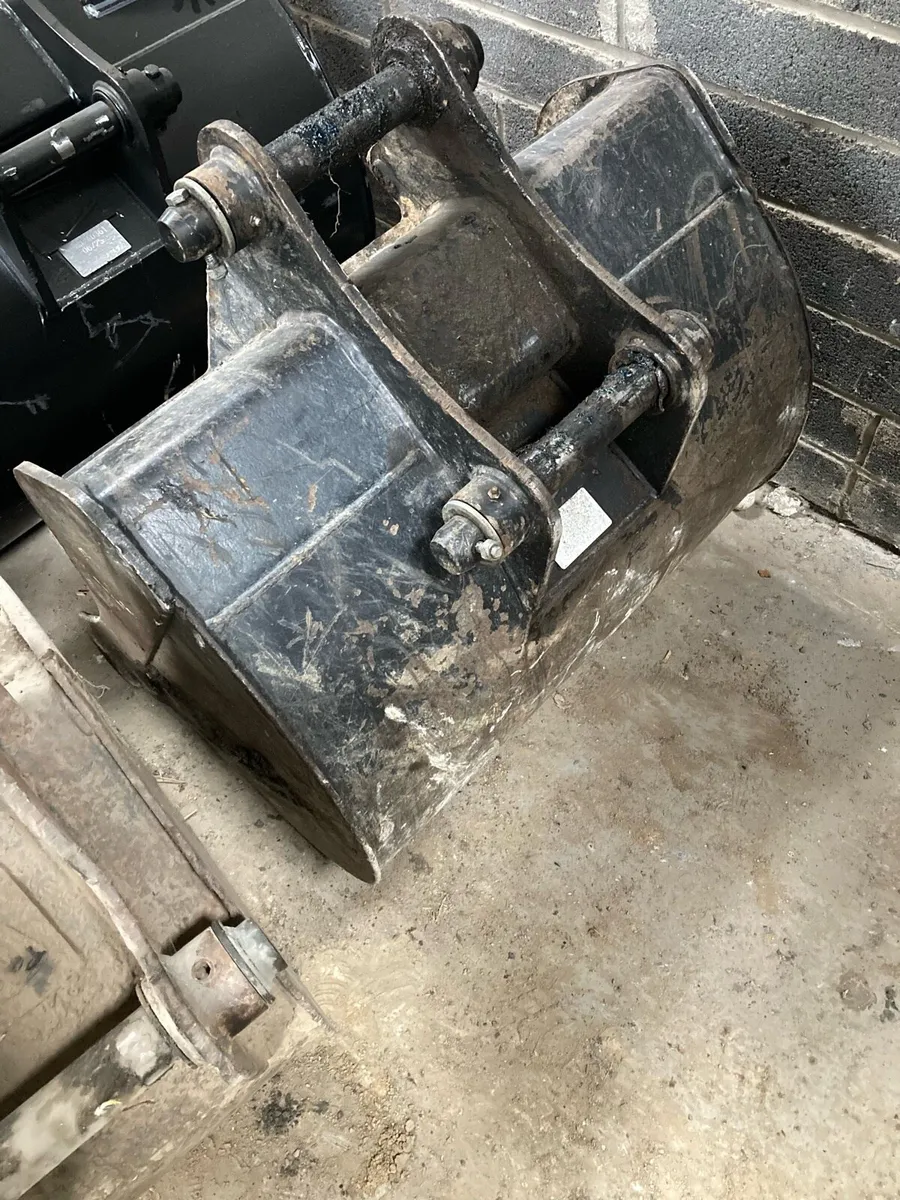 Used JCB 3CX 30 inch bucket for sale. - Image 3