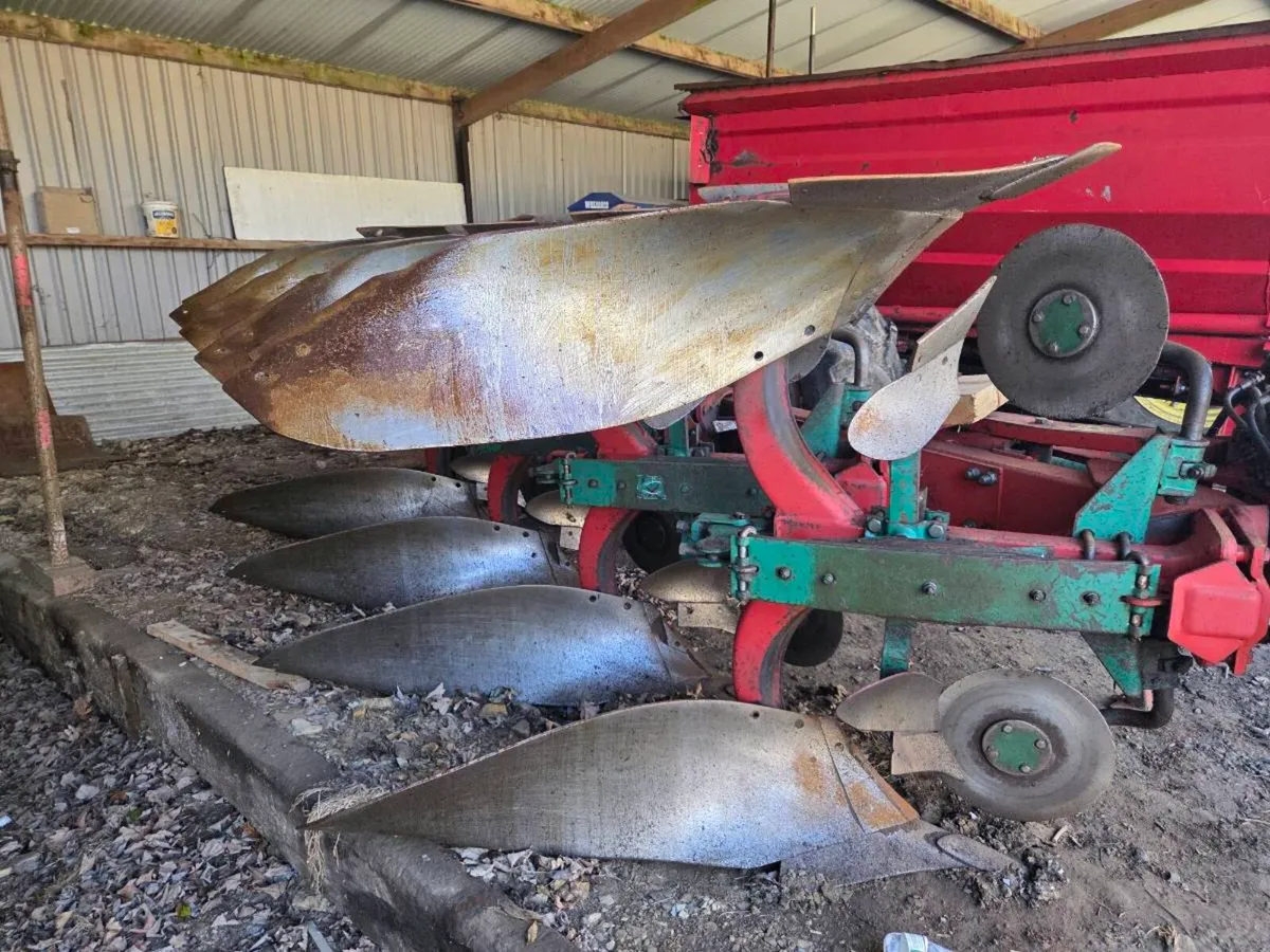 4 furrow vari-width reversible plough - Image 1