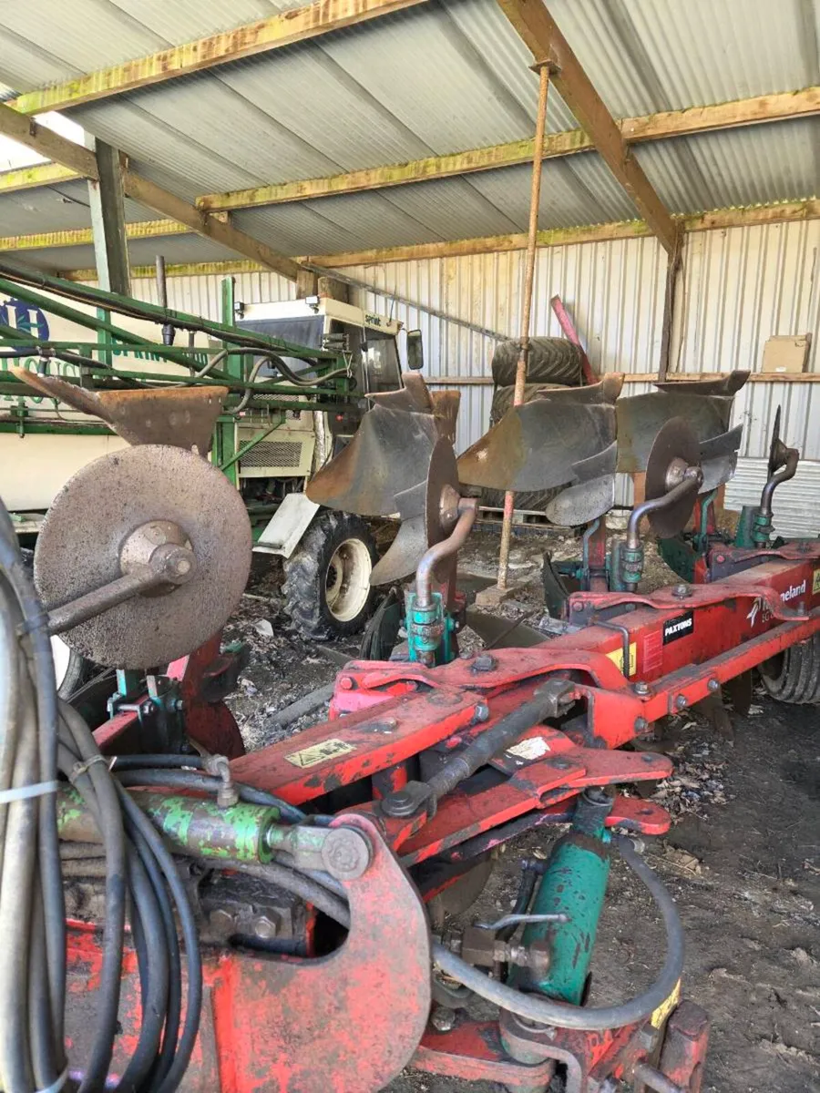 4 furrow vari-width reversible plough - Image 3