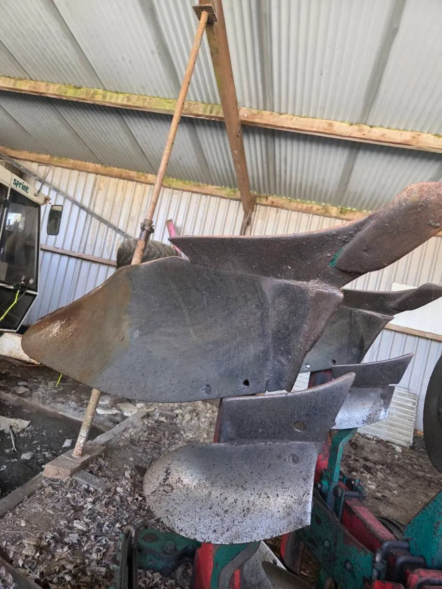 4 furrow vari-width reversible plough - Image 4