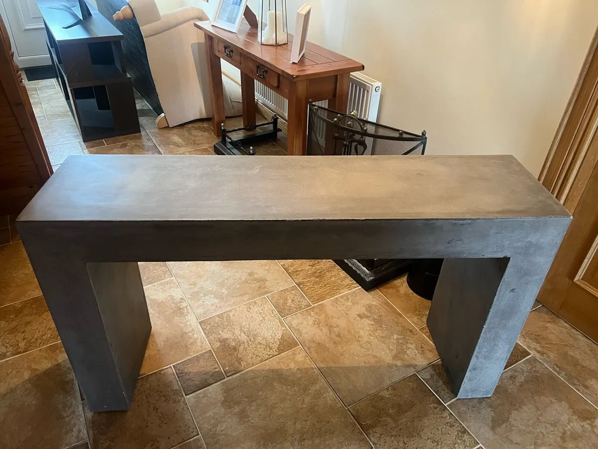 Concrete table - Image 1