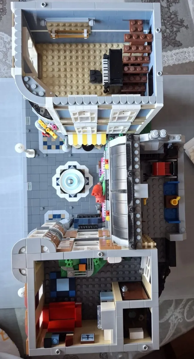 Lego Creator Expert Assembly Square - Image 2