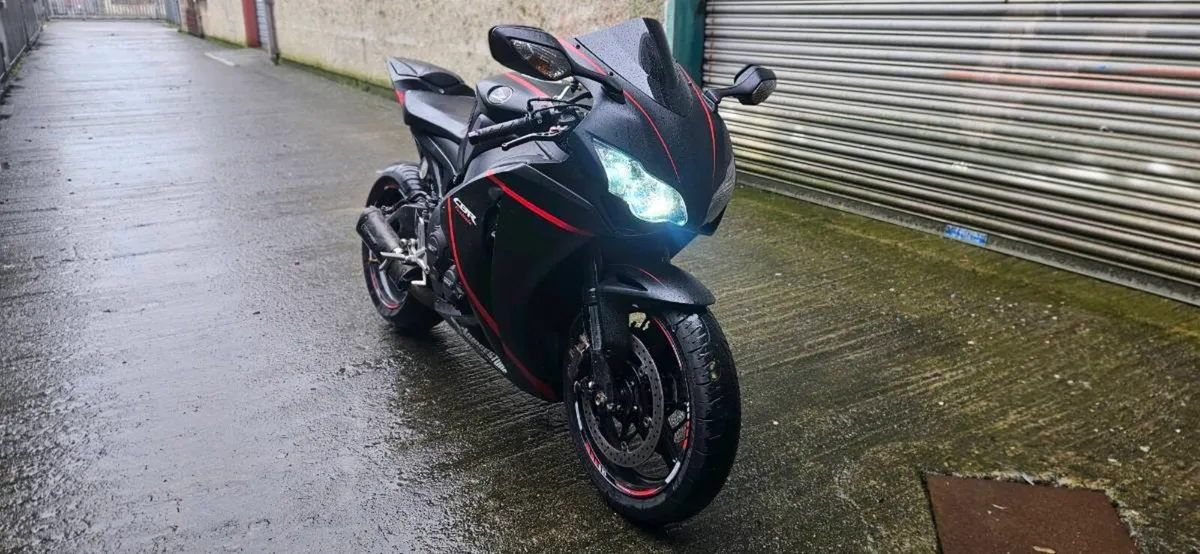 Honda CBR 1000RR Fireblade  2010 - Image 1