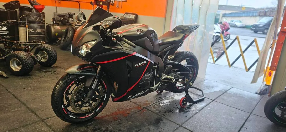 Honda CBR 1000RR Fireblade  2010 - Image 2
