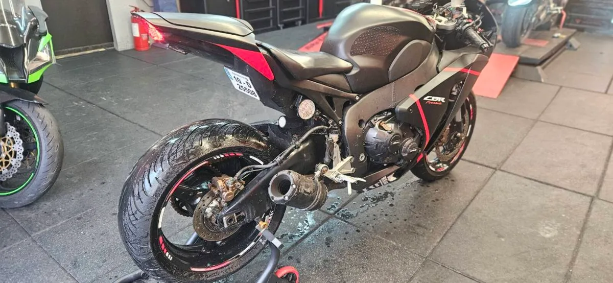 Honda CBR 1000RR Fireblade  2010 - Image 3