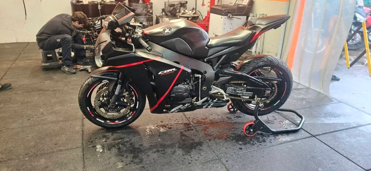 Honda CBR 1000RR Fireblade  2010 - Image 4