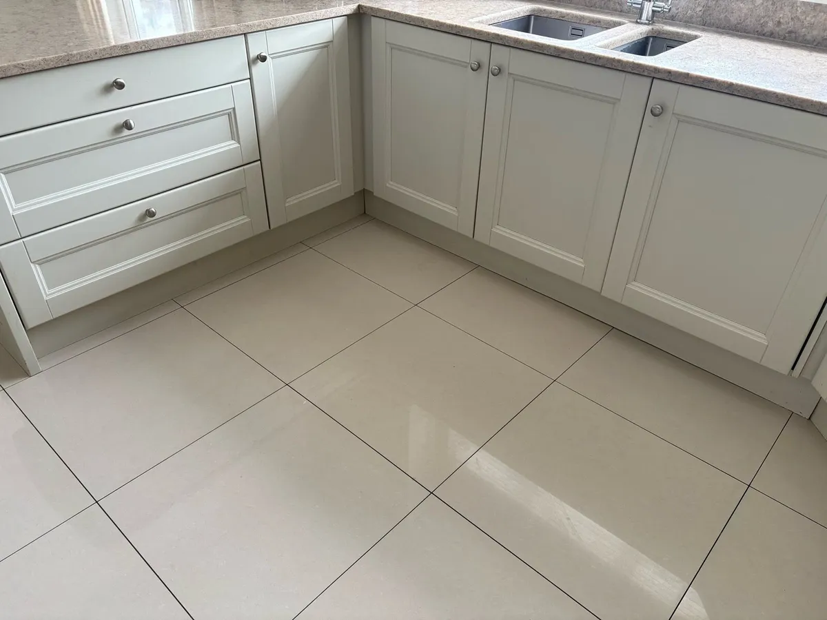 Kitchen with Quartz Countertop - Image 2