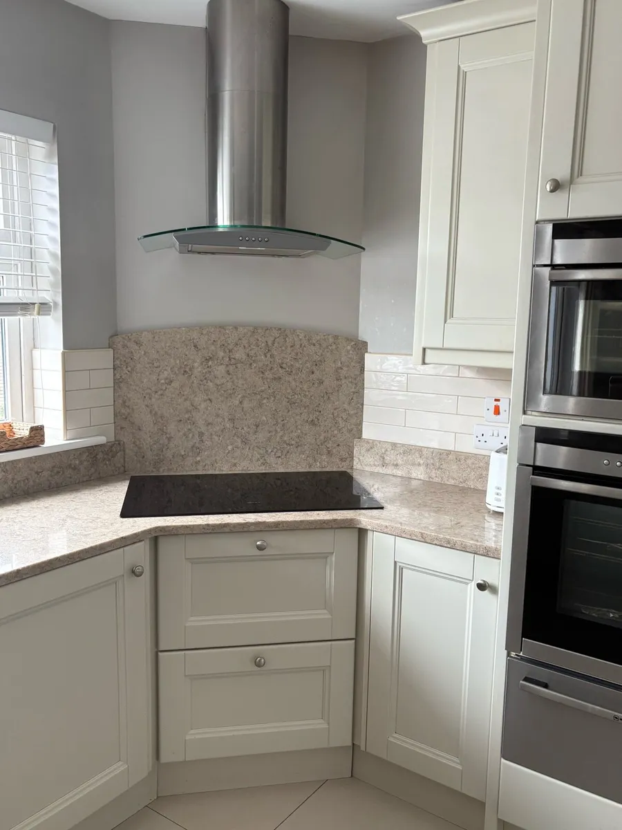 Kitchen with Quartz Countertop - Image 4