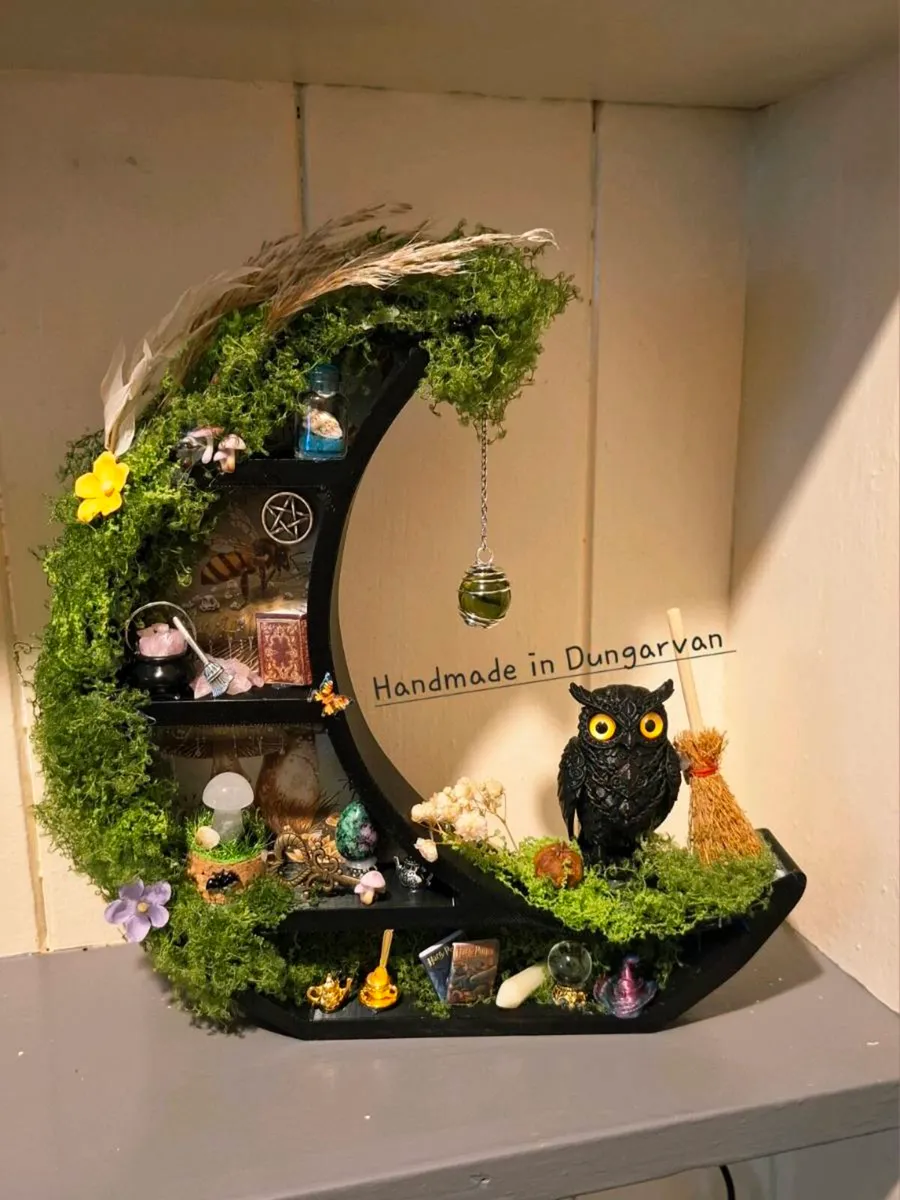 Cresent Shaped Display Shelf - Image 1