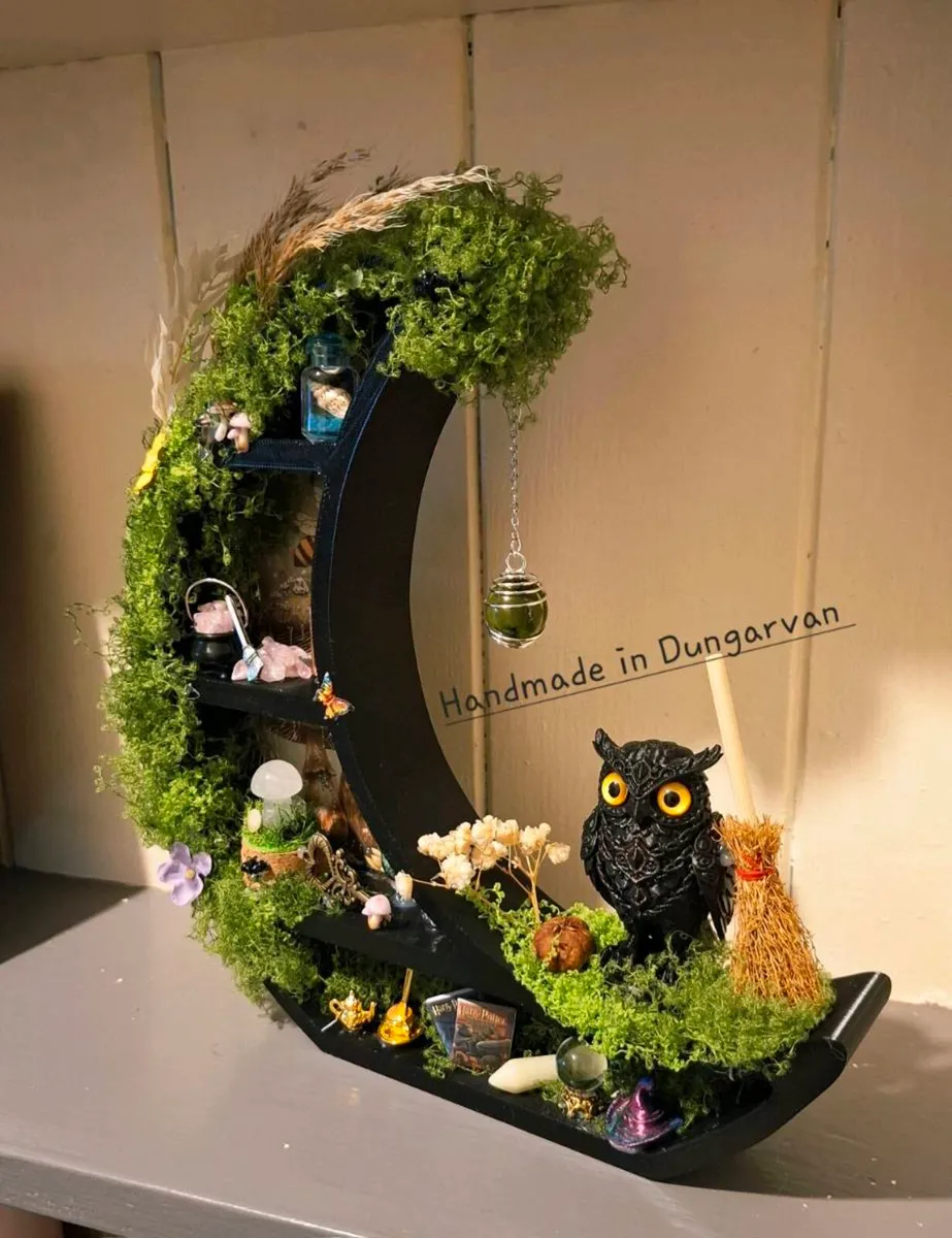 Cresent Shaped Display Shelf - Image 2