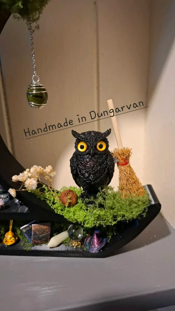 Cresent Shaped Display Shelf - Image 3