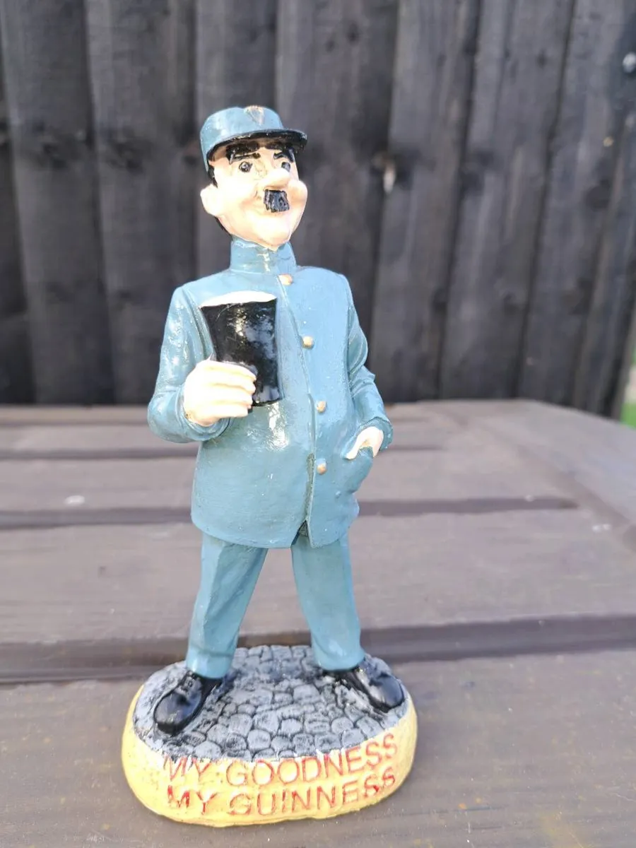 Small  zoo keeper - Image 1