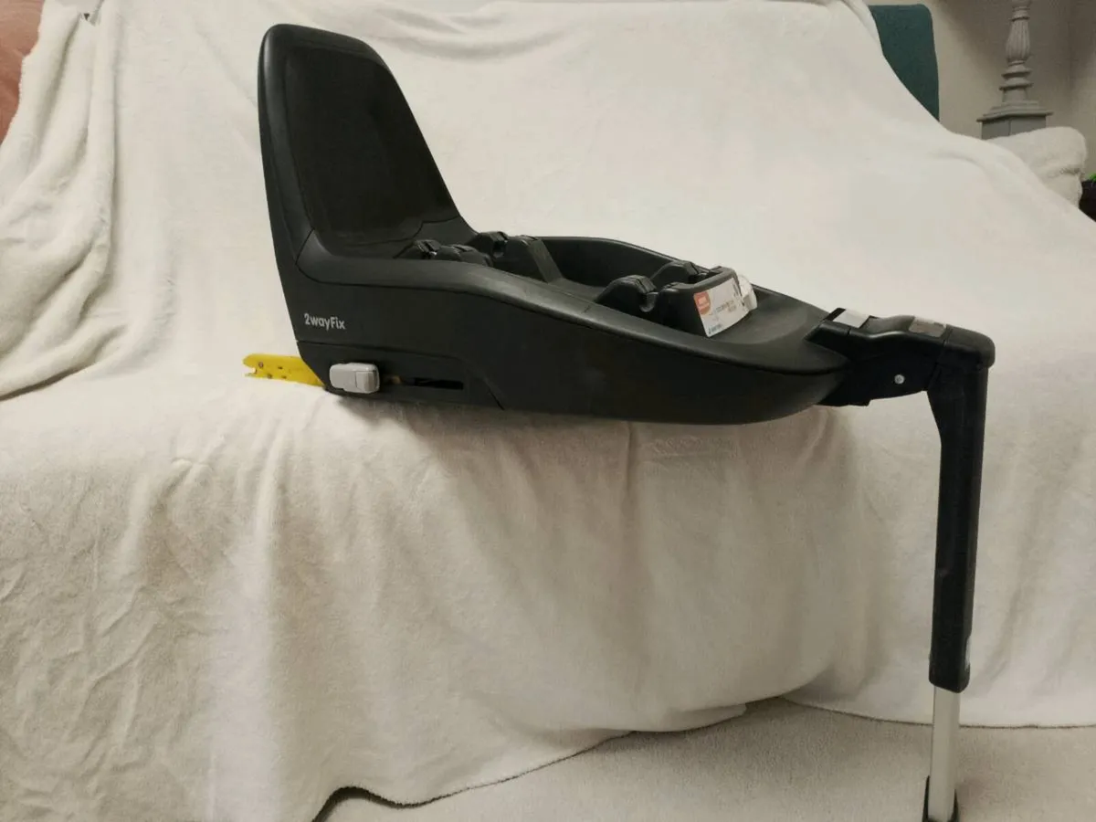Maxi Cosi, isofix car seat bundle - Image 2