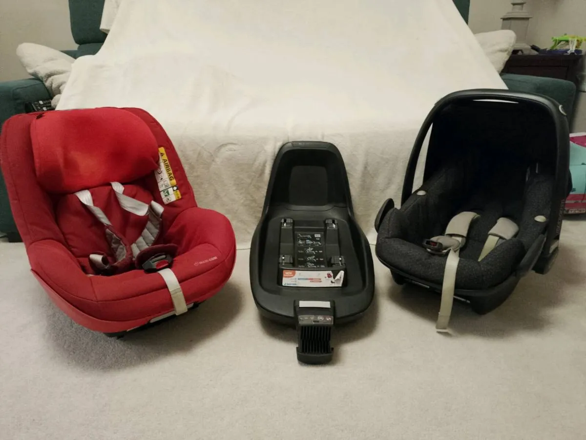 Maxi Cosi, isofix car seat bundle - Image 1