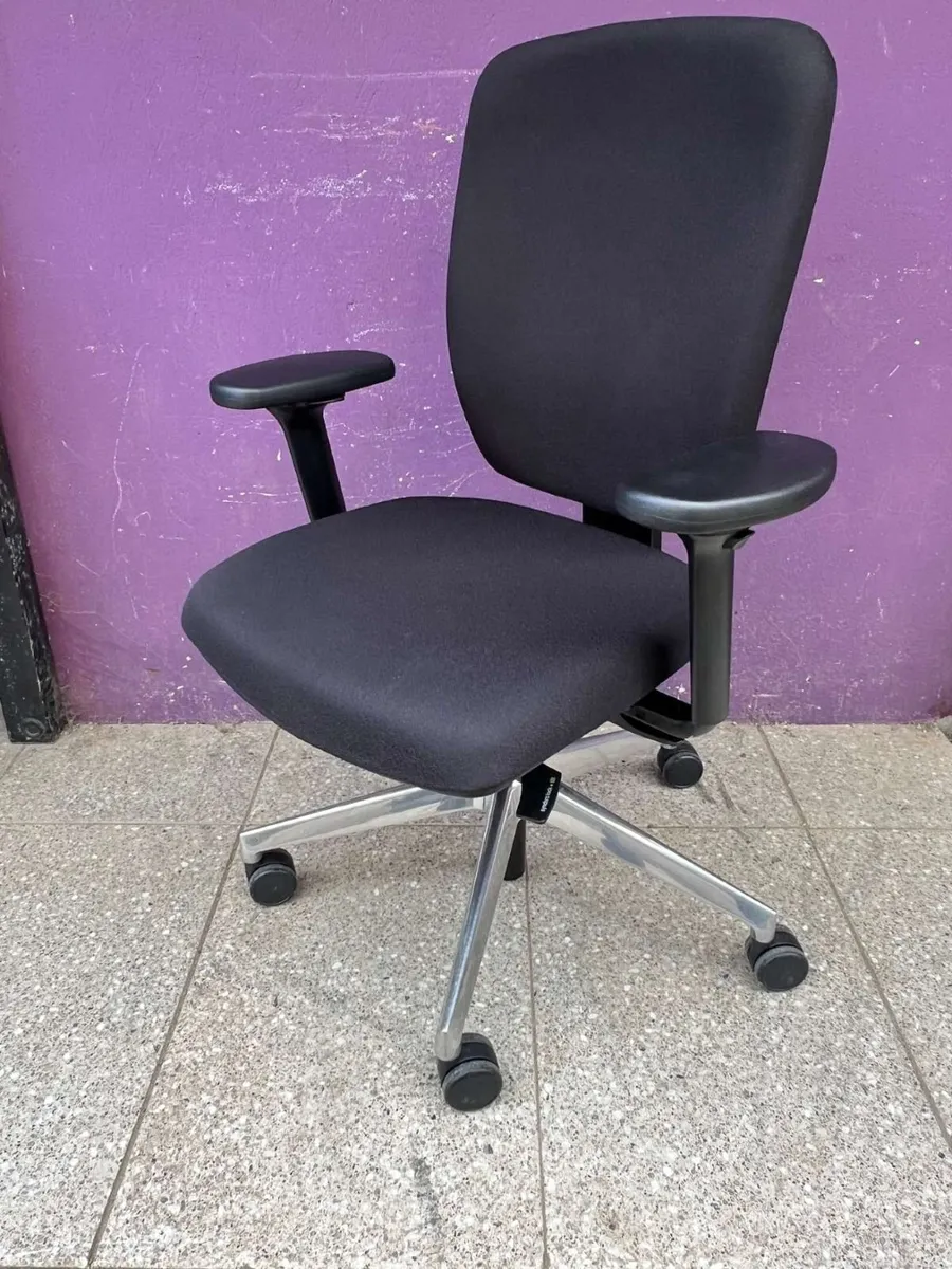 Senator Dash office chairs - Image 4