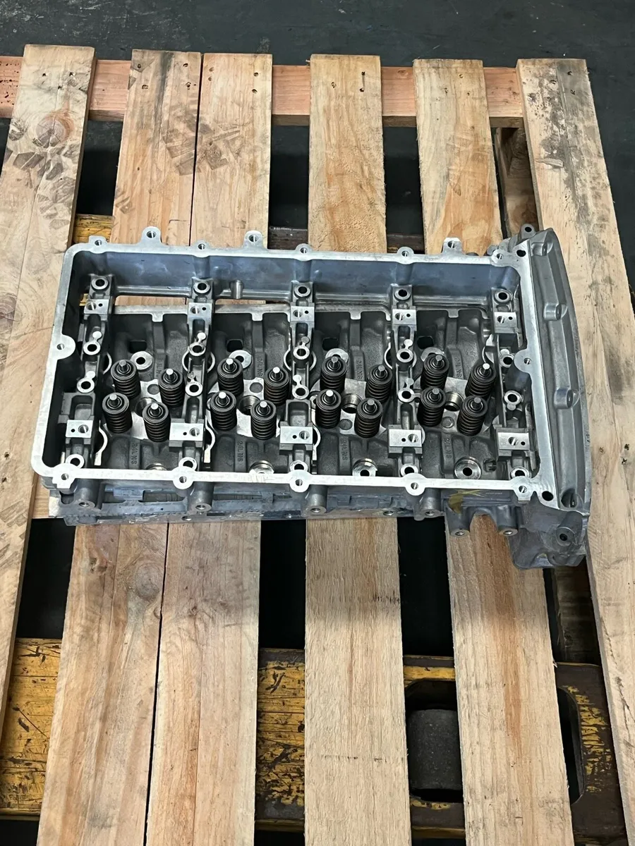 Mercedes Benz cylinder head - Image 4