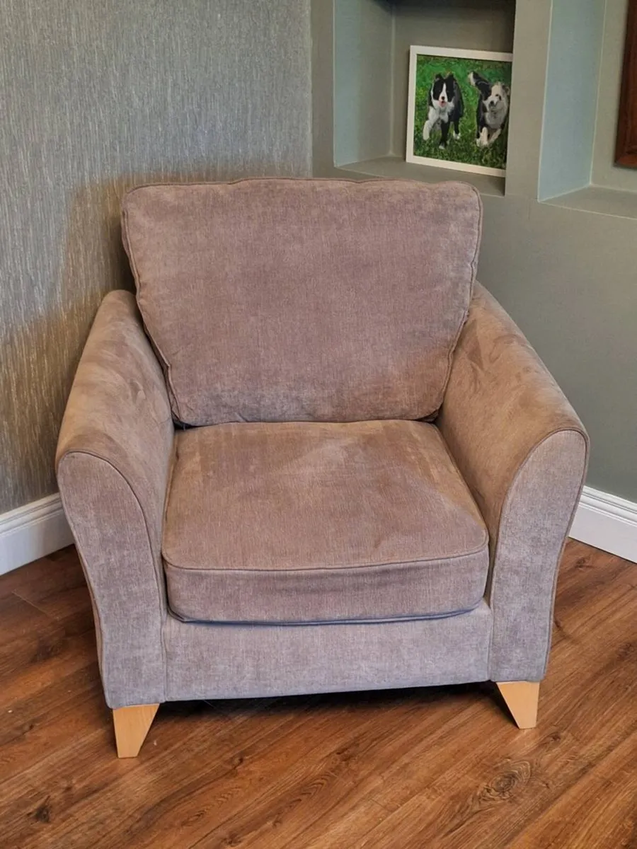 Sitting room chair - Image 1