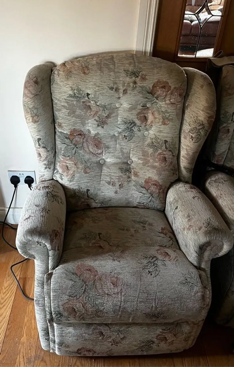 2x Single seater sofas - Image 1