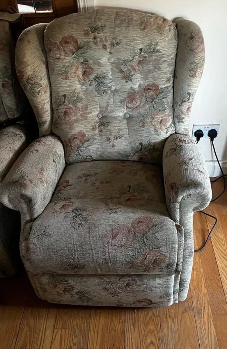 2x Single seater sofas - Image 2