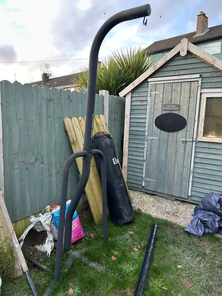 Boxing bag and stand - Image 1