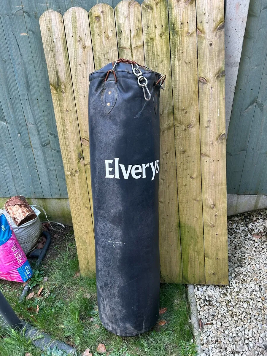 Boxing bag and stand - Image 2