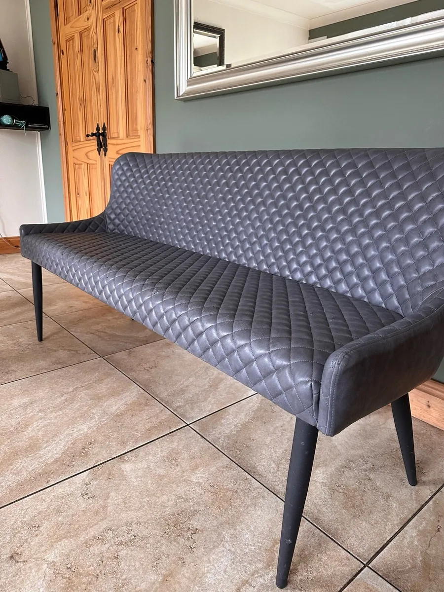 Grey bench seat - Image 1