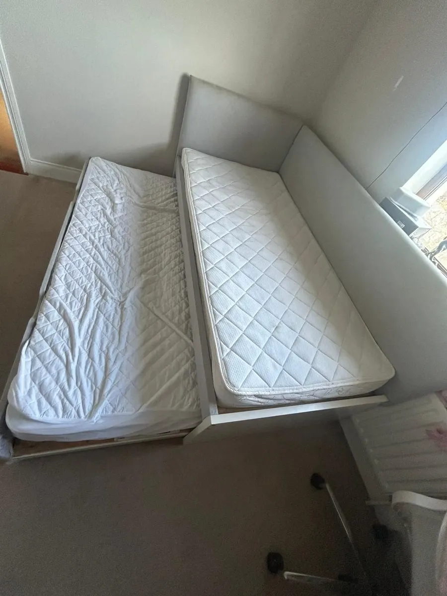 Day bed with spare bed underneath - Image 2