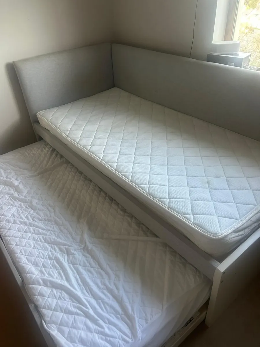 Day bed with spare bed underneath - Image 1