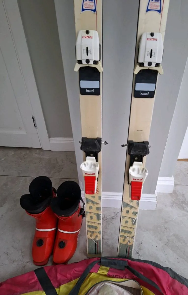 Skis and ski boots - Image 1