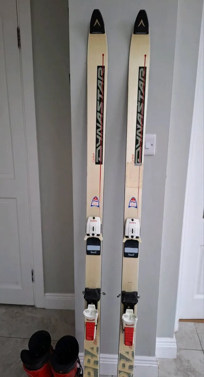 Skis and ski boots - Image 2