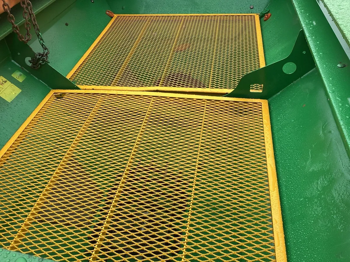 6. FERT SPREADERS  €1000 TO 2500 SEE PICTURES - Image 3