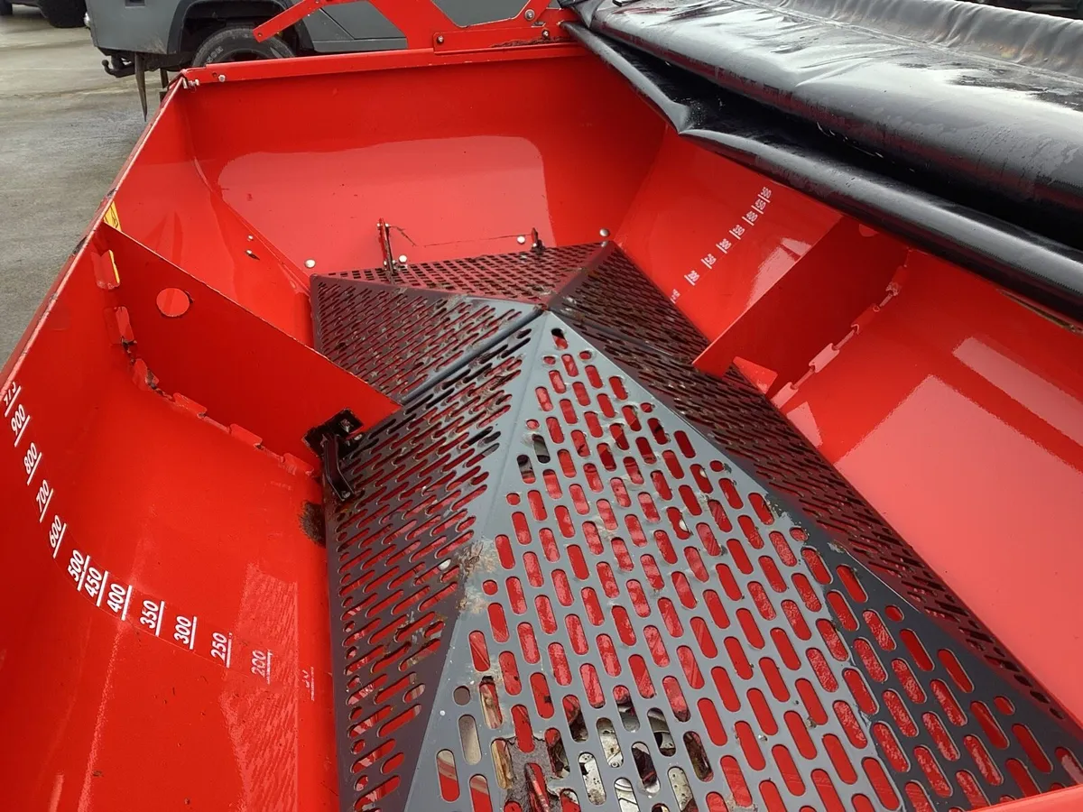 6. FERT SPREADERS  €1000 TO 2000 SEE PICTURES - Image 4