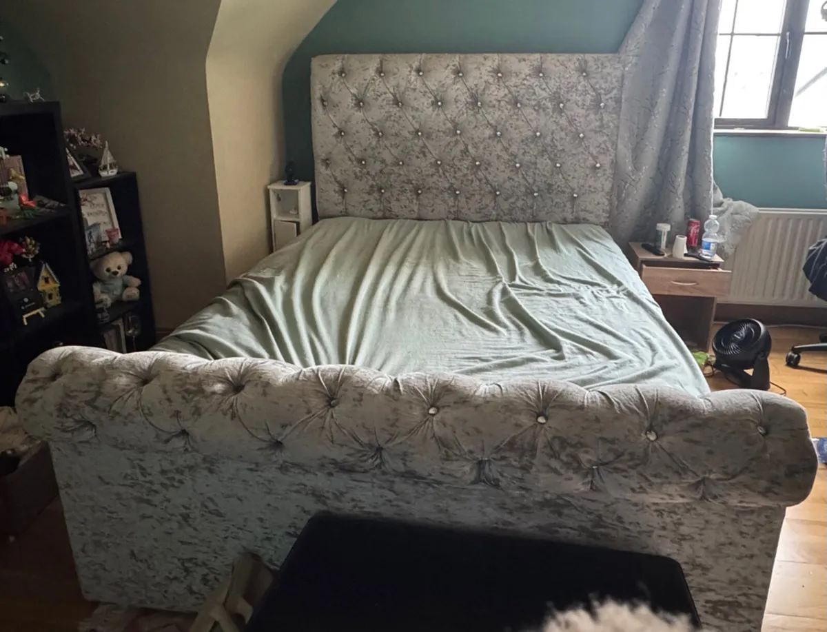 5ft crushed velvet sleigh king bed - Image 1