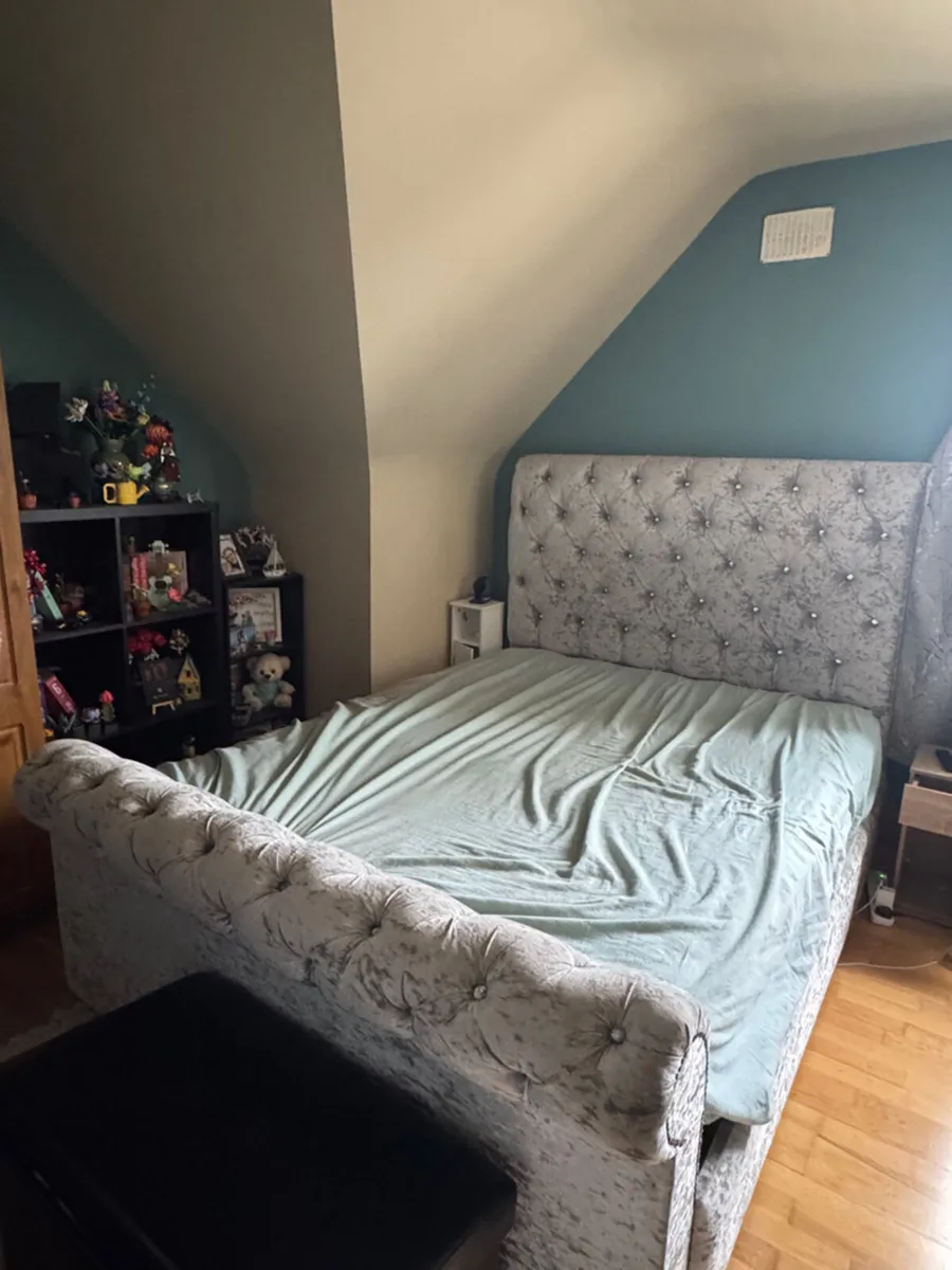 5ft crushed velvet sleigh king bed - Image 3