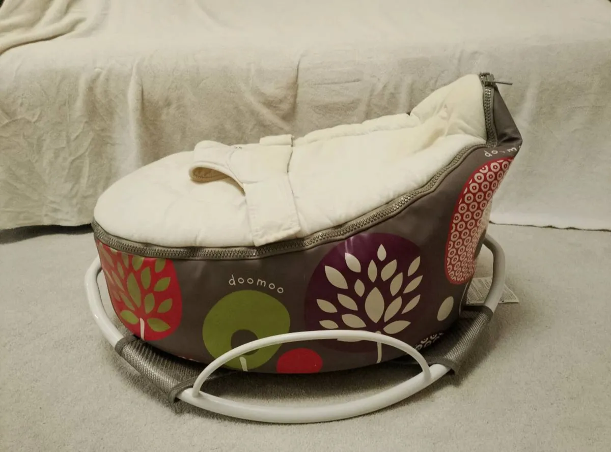 Doomo 2 in 1 seat, rocker and toy arch - Image 1