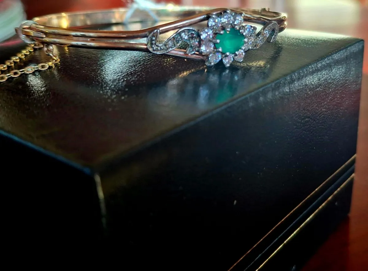 Vintage 9ct Gold Natural Emerald & Diamond Bangl. - Image 1