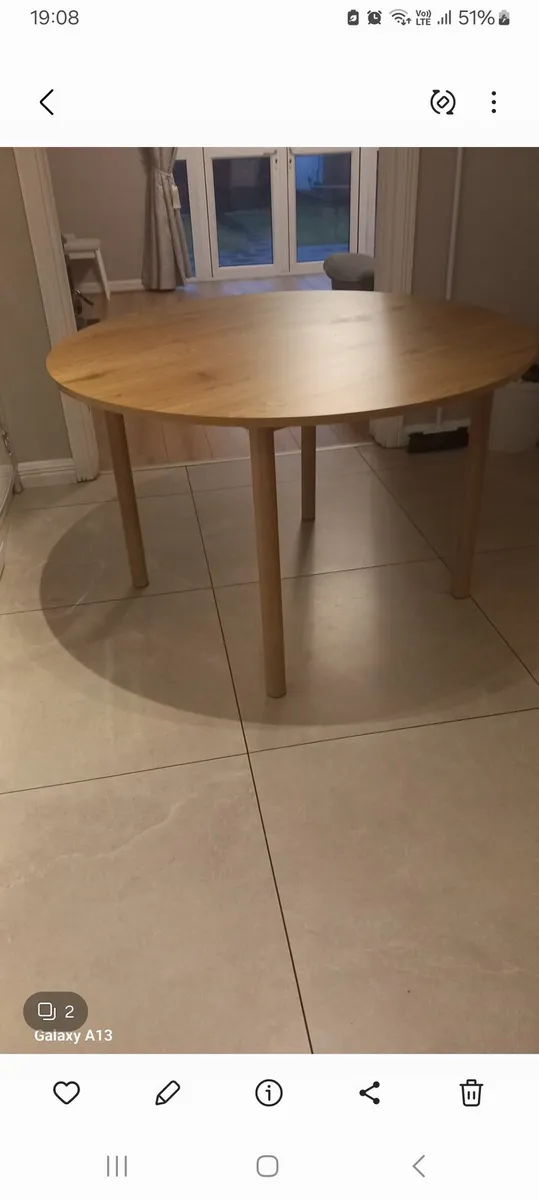 Round dinning table