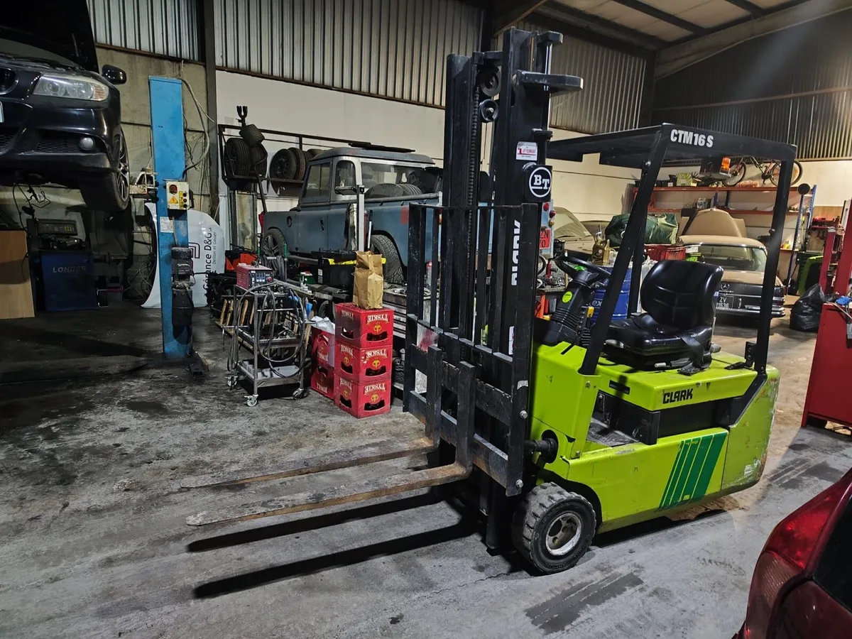 CLARK ELECTRIC FORKLIFT - Image 2