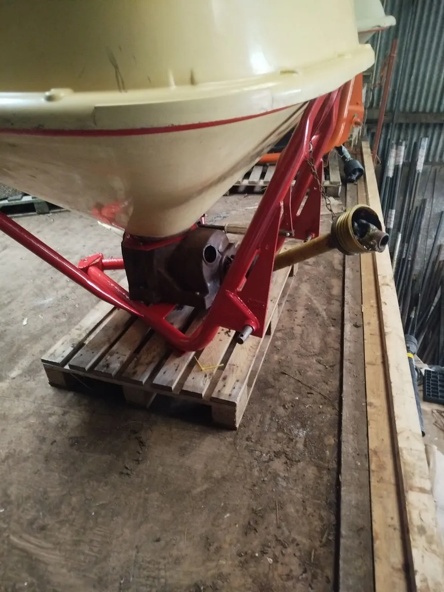 Fertiliser spreaders - Image 1
