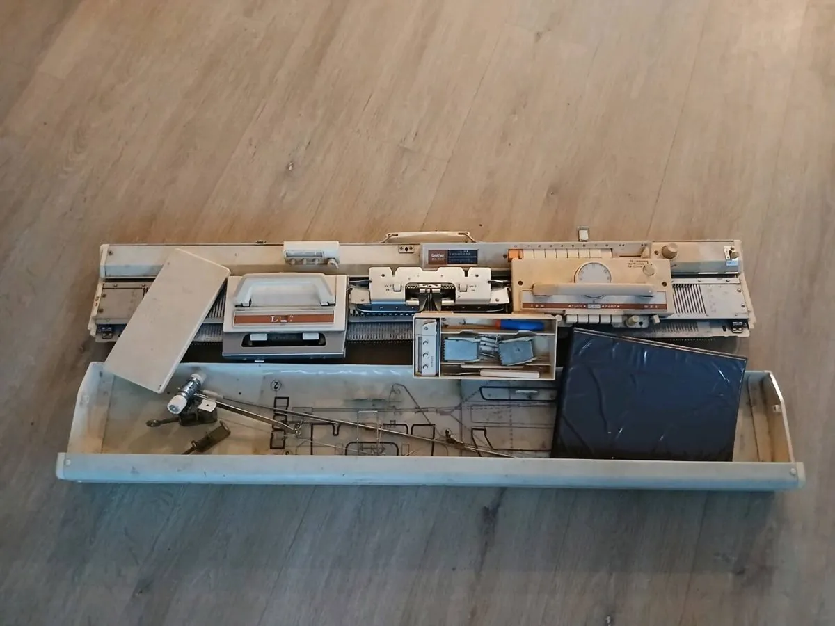 Knitting machines and ribbers - Image 1