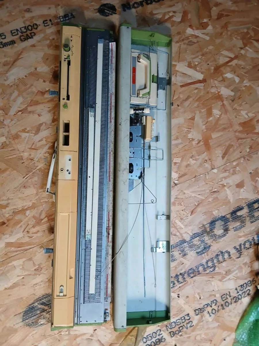 Knitting machines and ribbers - Image 2