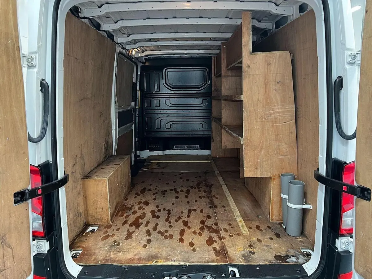 2023 Volkswagen Crafter Panel Van - Image 2