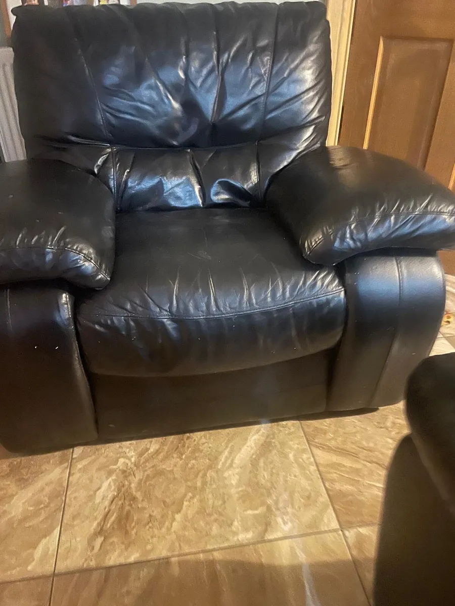 Italian leather three piece sweet for sale - Image 3