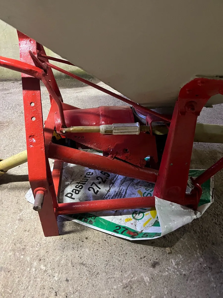 Fertiliser Spreader - Image 2