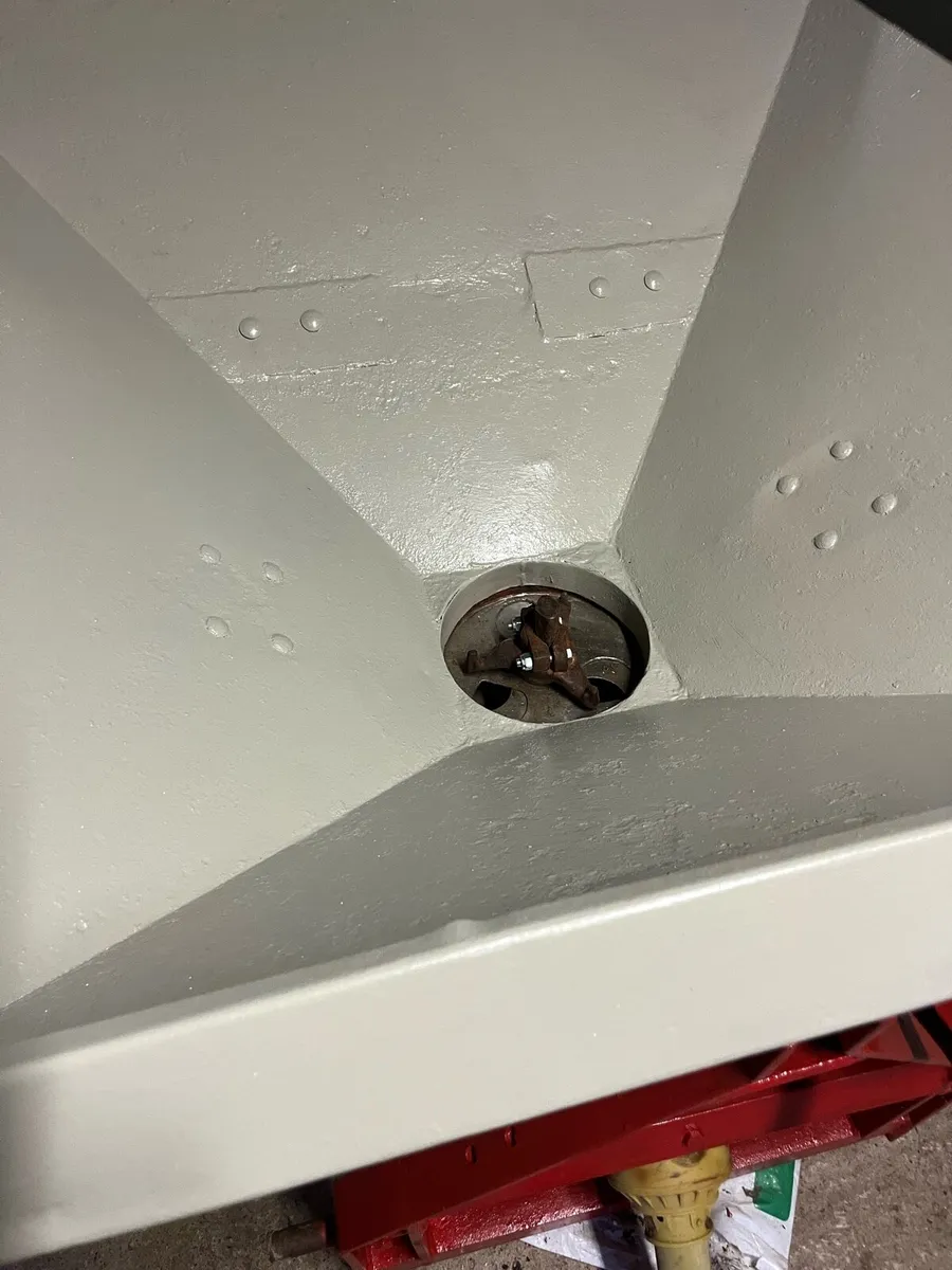 Fertiliser Spreader - Image 4