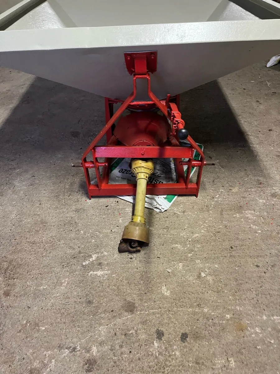 Fertiliser Spreader - Image 3