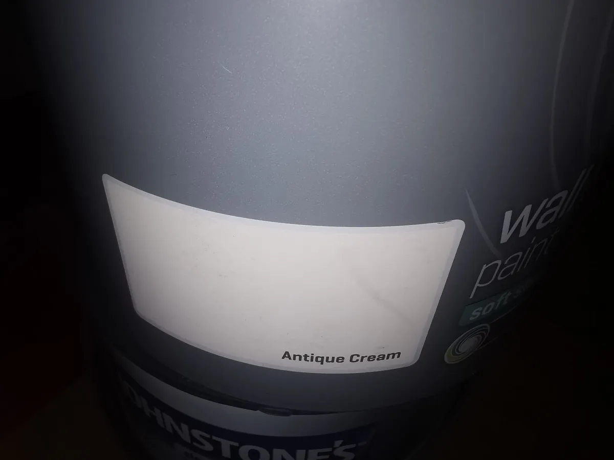 Johnstone's Vinyl Matt Antique Cream 5ltr Paint - Image 1