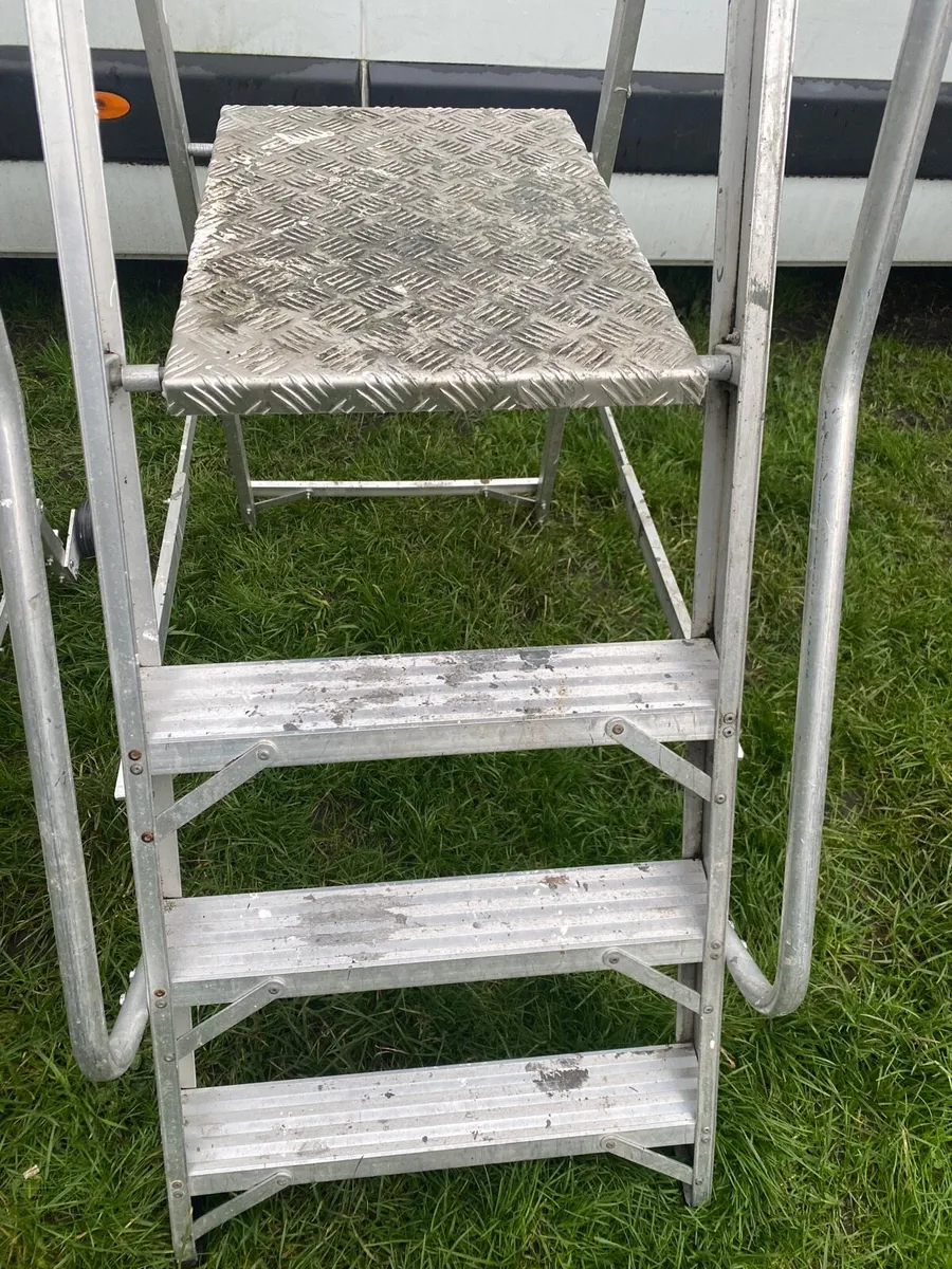 Aluminium podium ladder - Image 4